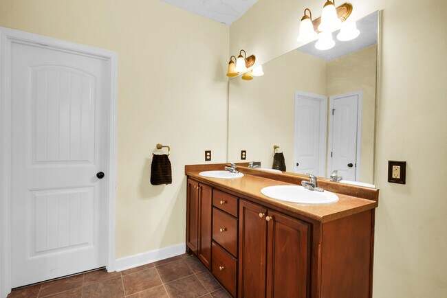 Building Photo - 68 Lincoln Way