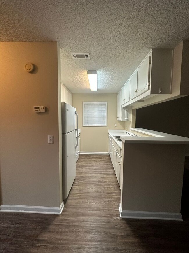 Building Photo - Dunwoody Subdivision - End Unit!  EXTRA PARKING!