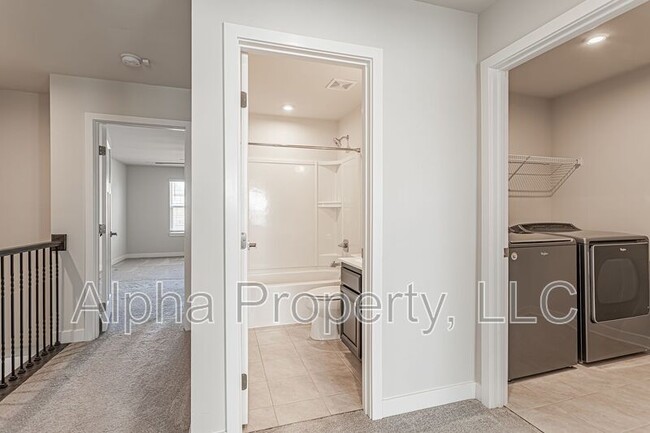 Building Photo - 300 Huntingdale Pl
