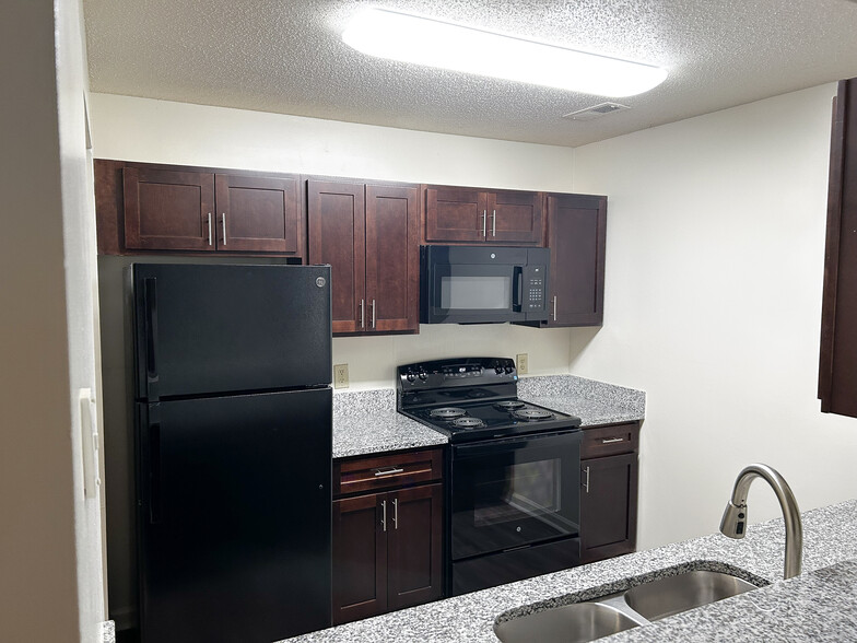 Building Photo - Cloisters of Concord