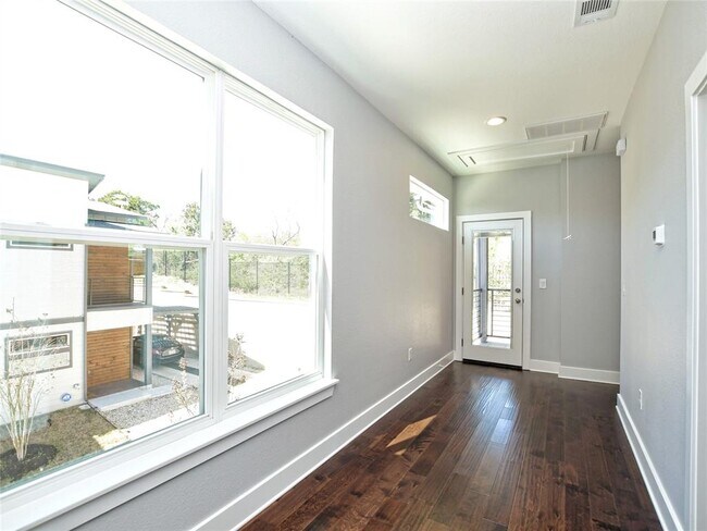 Building Photo - 1130 Lott Ave