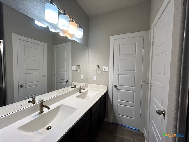 Building Photo - 537 Creekside Frst