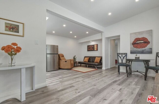Building Photo - 653 N W Knoll Dr