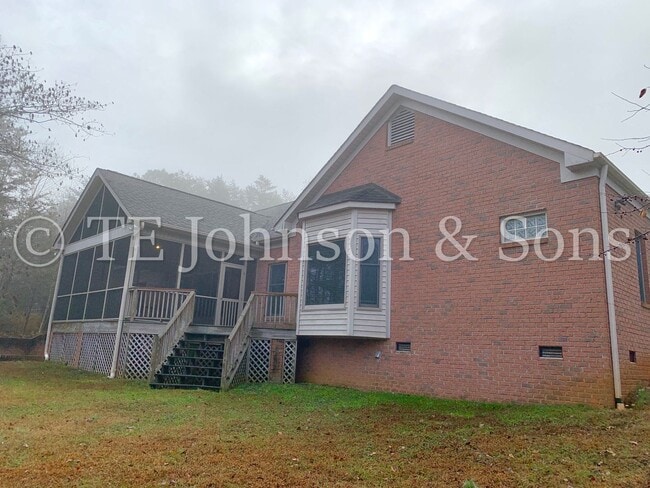 Building Photo - Gorgeous Three Bedroom in Tobaccoville- Mu...