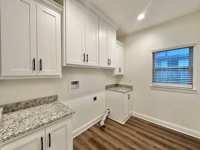 Building Photo - Stunning 3/2/2 on the Outskirts of Lindale!