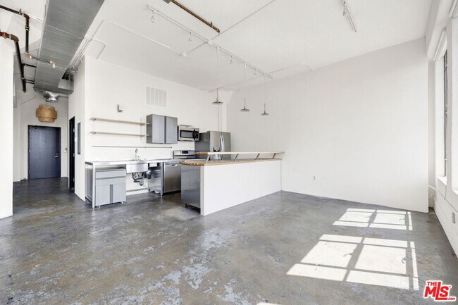 Building Photo - 315 E 8th St