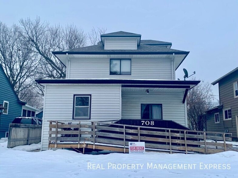 Building Photo - 2 Bedroom + Bonus Office in Central Sioux Falls!