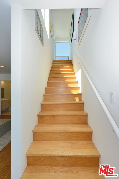 Building Photo - 1140 N Formosa Ave