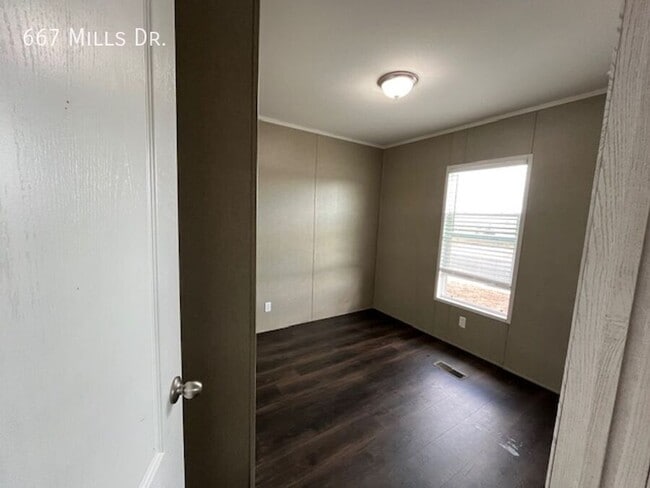 Building Photo - 667 W Mills Dr