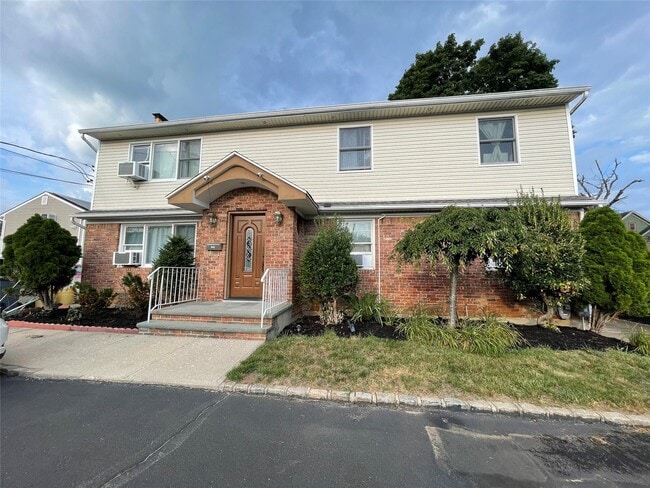 Primary Photo - 133 Railroad Ave