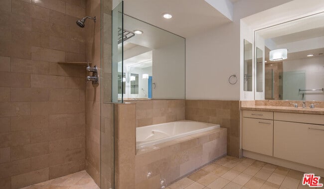 Building Photo - 13600 Marina Pointe Dr