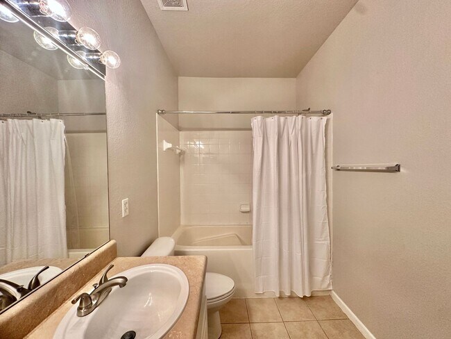 Building Photo - Stylish 2 bed, 2.5 Bath Condo in Magnolia Place | Private Garage | $1,550.00