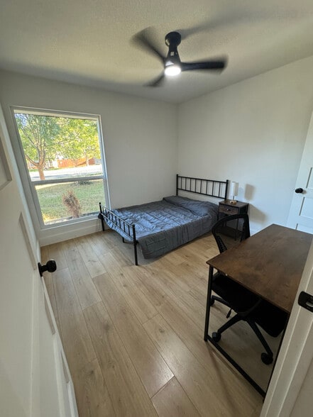 Building Photo - 10206 Oak Hollow Cir