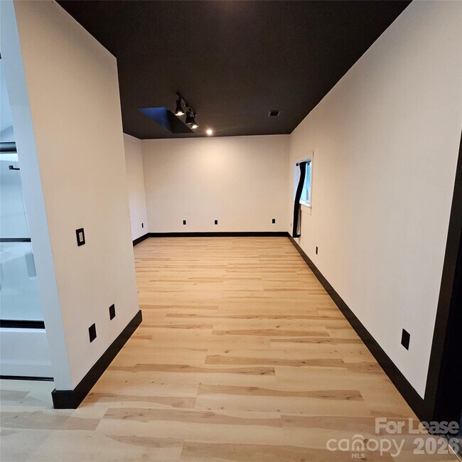 Building Photo - 1002 Crawford Rd