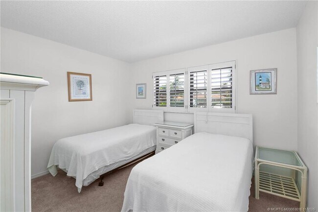 Building Photo - 7410 S Ocean Dr