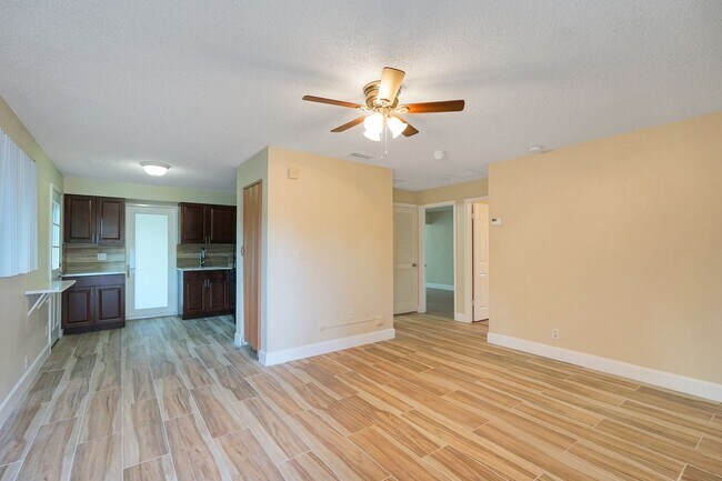 Building Photo - 2716 SW 46th St