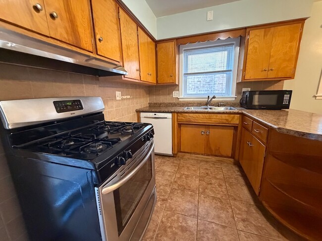Building Photo - 2023 W Balmoral Ave