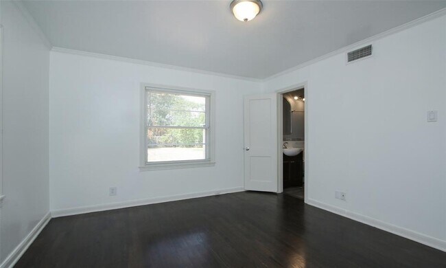 Building Photo - 3310 Suffolk Dr