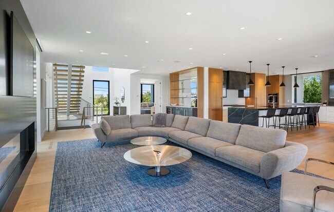 Building Photo - 345 Dune Rd