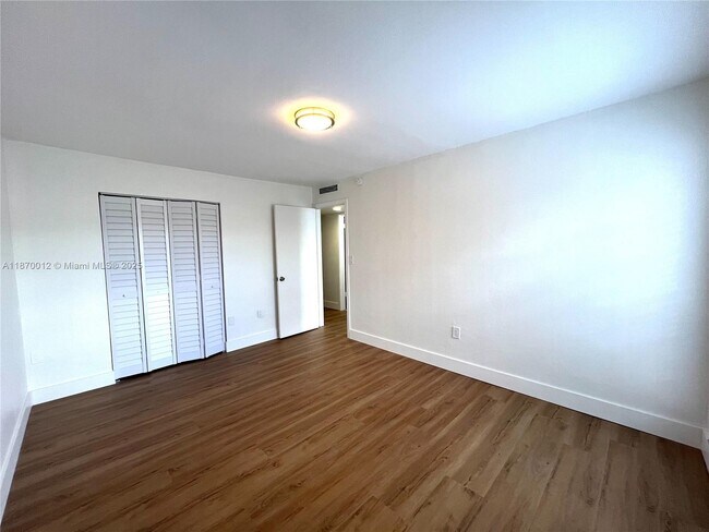 Building Photo - 10822 N Kendall Dr