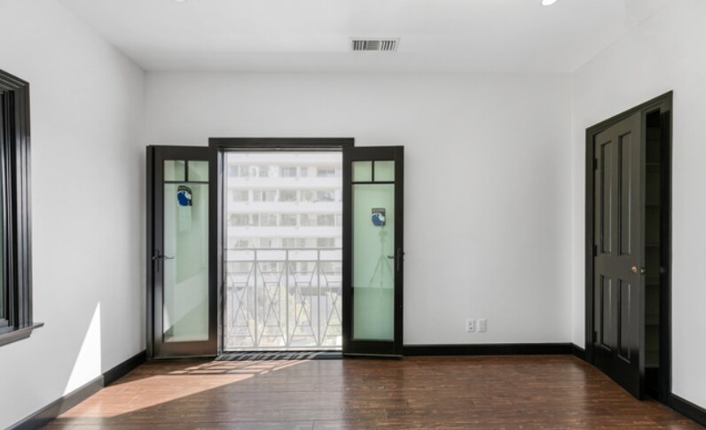 Building Photo - 1307 S Beverly Glen Blvd