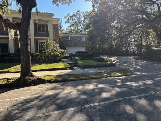 Building Photo - Fully furnished 1 bedroom 1 bath garage ap...