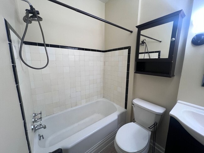 Building Photo - Adorable Two Bedroom Upper in Heritage Hill!