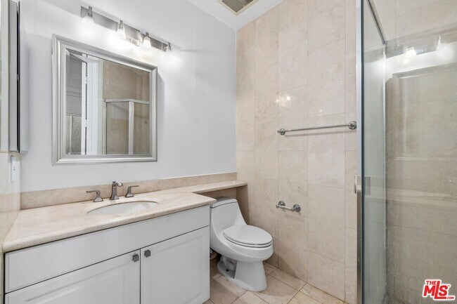 Building Photo - 433 N Doheny Dr