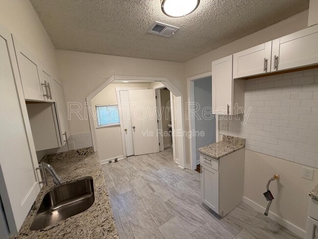 Building Photo - 4550 Quince Rd