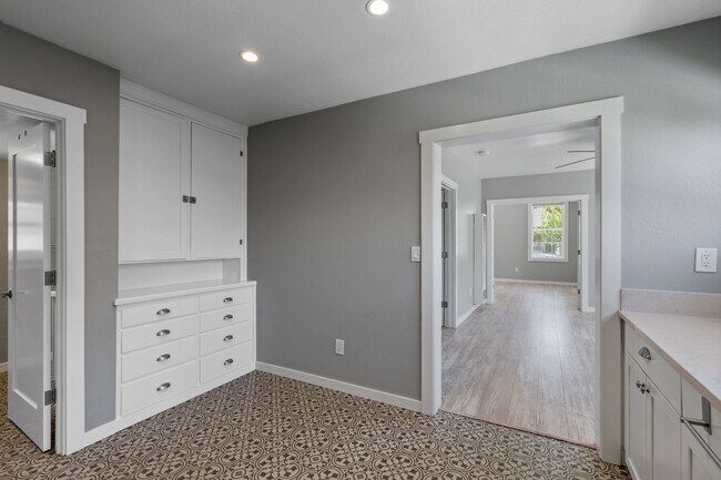 Building Photo - 547 Randolph St