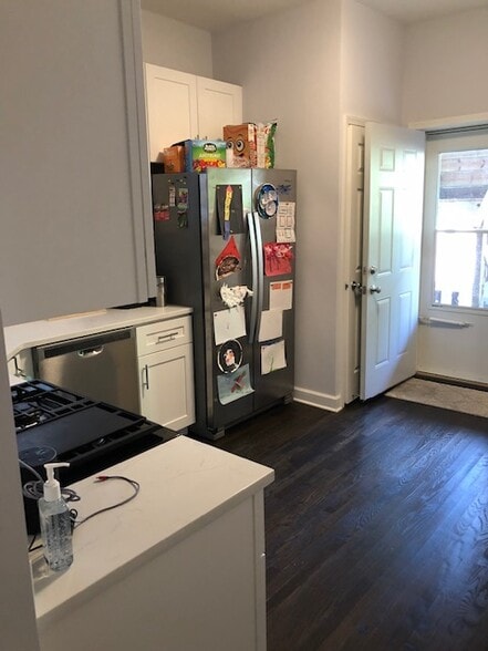 Kitchen - 3320 N Lakewood Ave