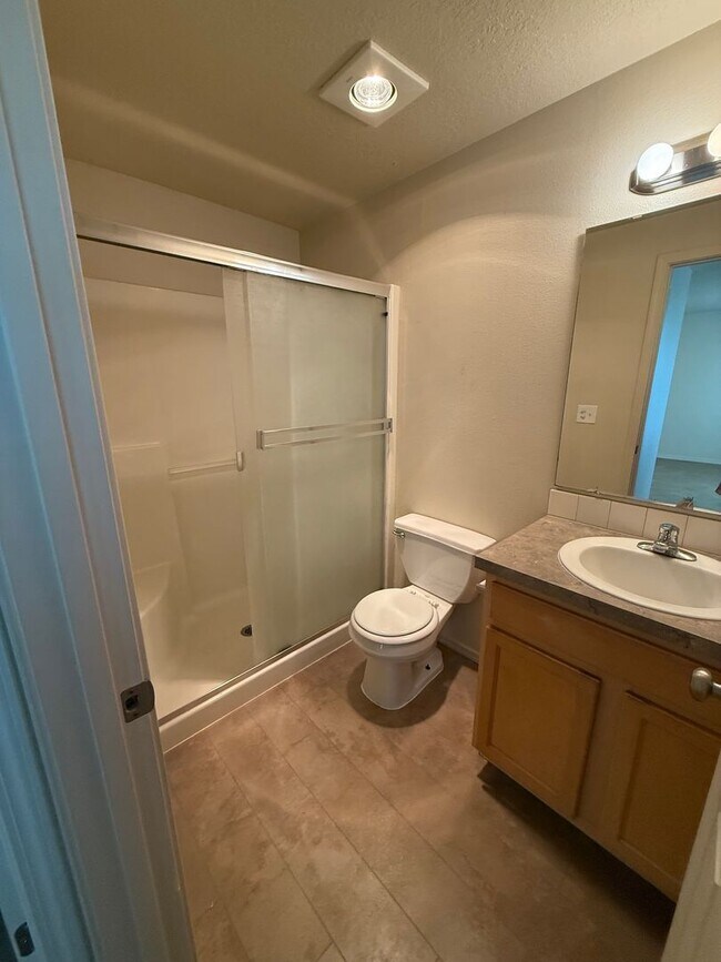 Building Photo - 3 Bedroom/2.5 Bath Home in the Carter Park...