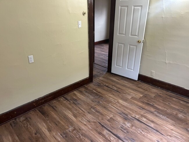 Building Photo - 3 Bedroom House