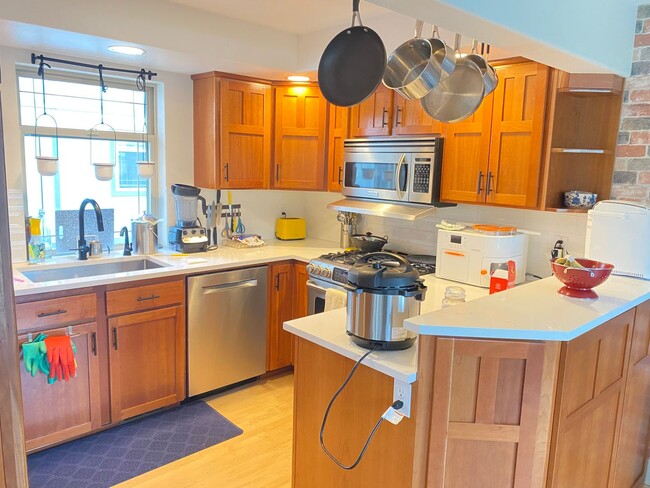 Building Photo - PRE-LEASING 3 BD 3.5 BA Townhome in Fremont