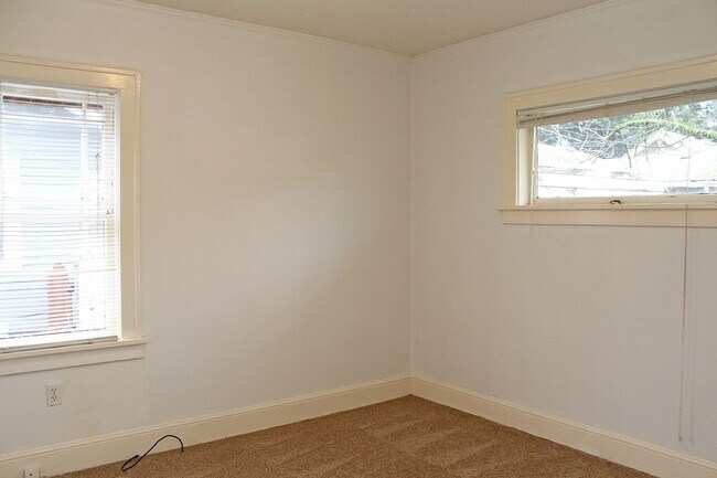 Building Photo - Cute Roseway Bungalow