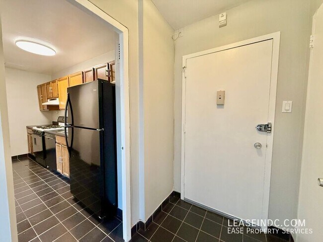 Building Photo - 4000 Tunlaw Rd NW