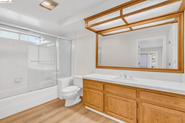 Building Photo - 5650 Edgeview Dr