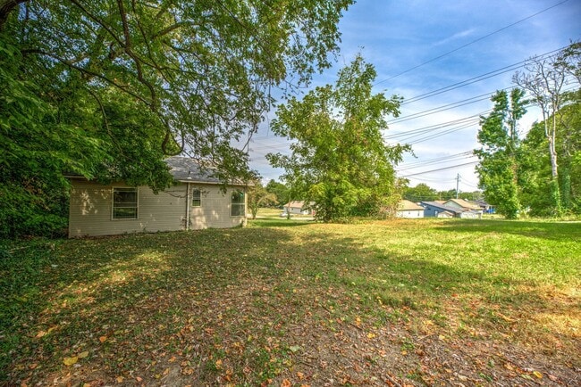 Building Photo - Knoxville 37914 - CHARMING 2 BEDROOM 1 BATH HOME WITH BONUS LOT! Contact Lisa Vineyard & Shannon ...