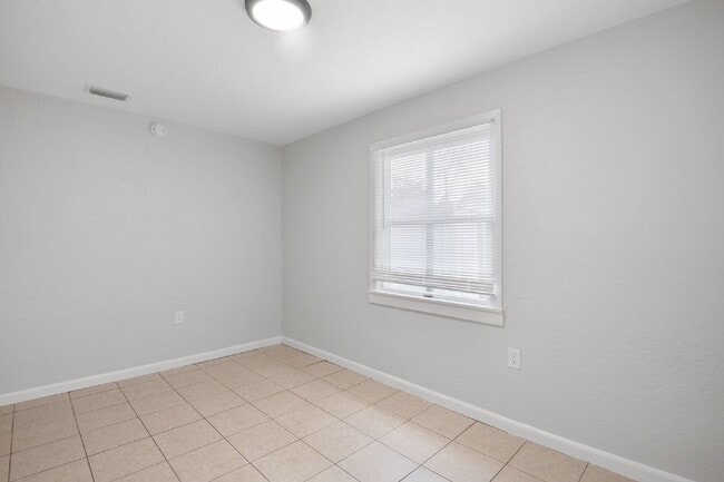 Building Photo - Unit For Rent in Gulfport!