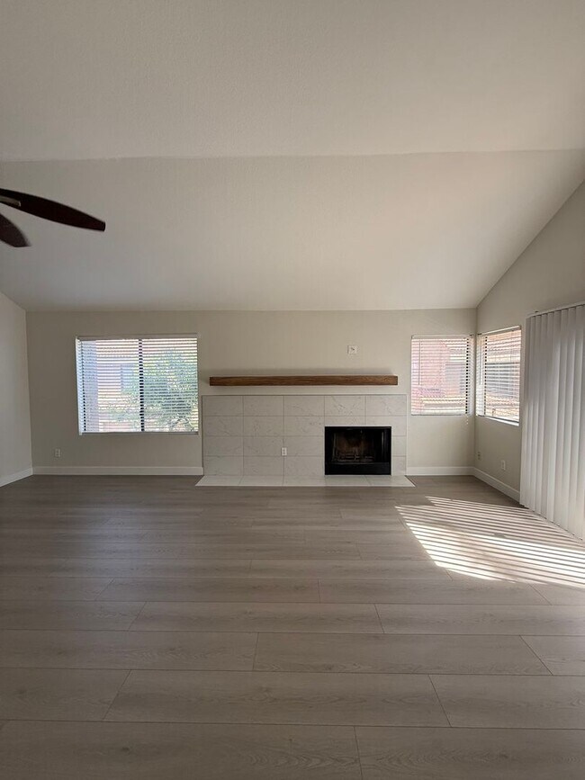 Building Photo - Tatum and Shea - Fully Remodeled Gated Condo that overlooks pool!