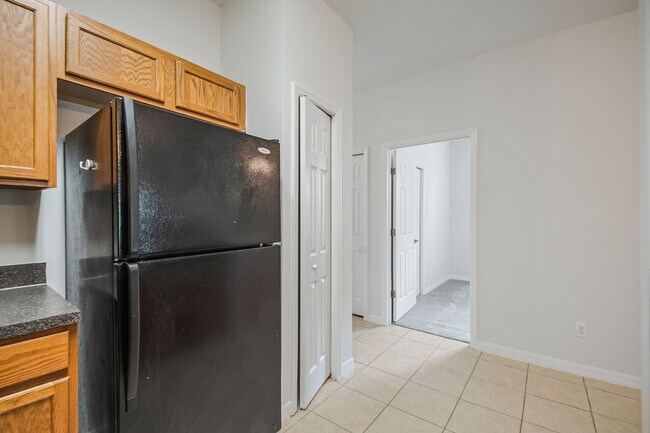 Building Photo - Spacious 3/2 Condo in the Gated Oakwater Community with Single Car Garage! Brand new carpets and ...