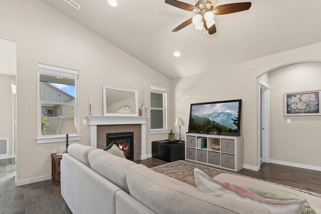 Building Photo - 3 - Bedroom Meridian home on corner lot!!
