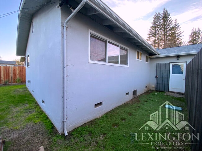 Building Photo - Charming, Orangevale Home with Spacious Yard! – 3BD/2BA