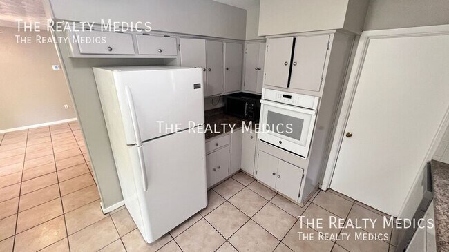 Building Photo - 904 Hall St