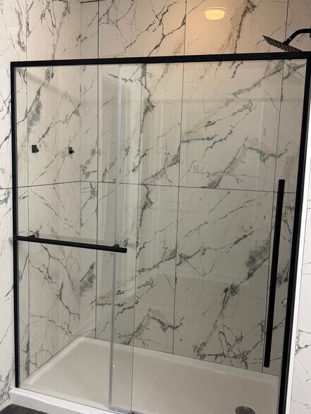 Master bath shower - 9647 Orchid Mdws
