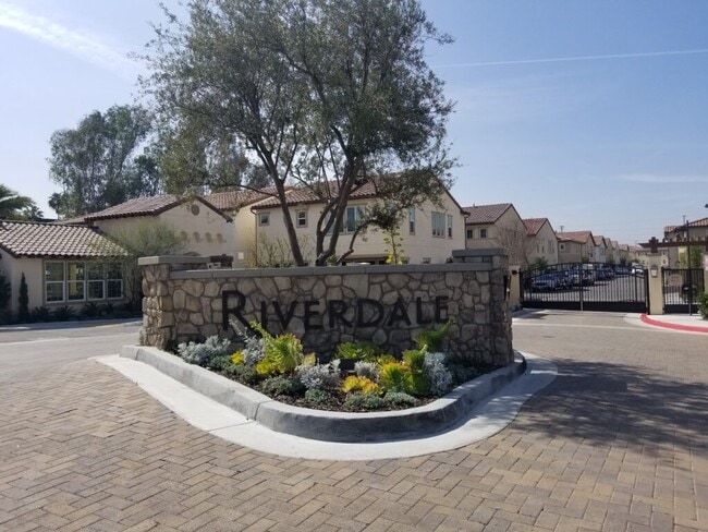 Building Photo - 235 W Ridgewood St