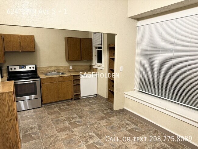 Building Photo - 624 13th Ave S