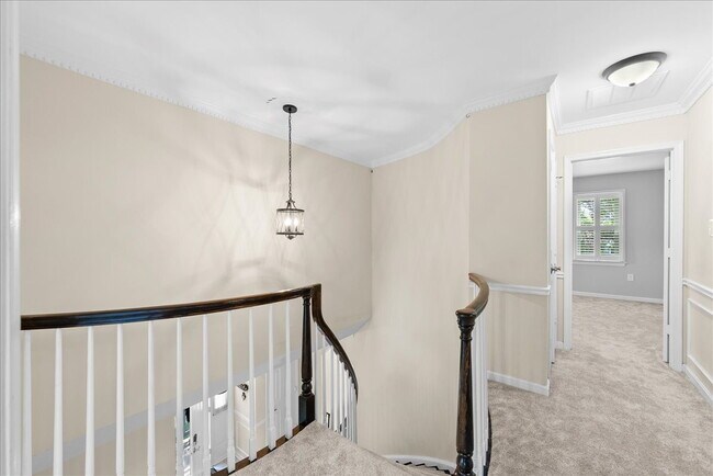 Building Photo - Stunning End-Unit Townhouse with Golf Cour...