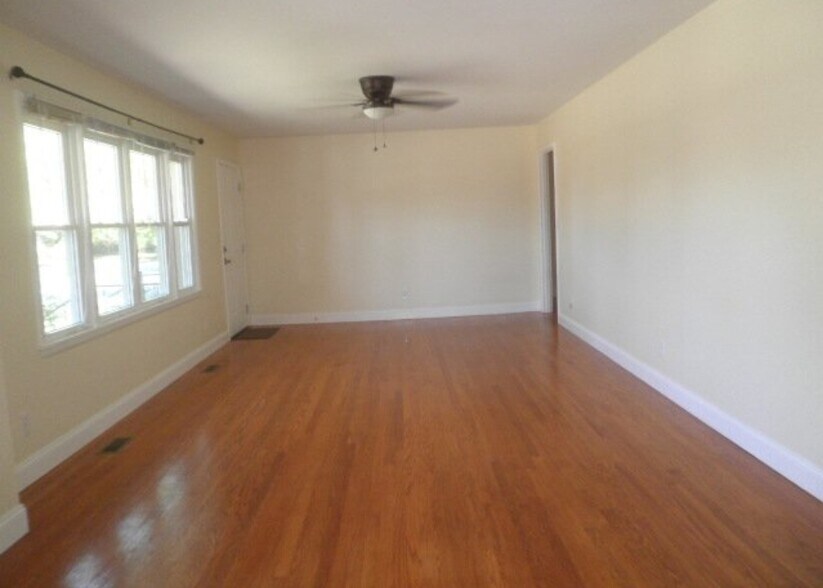 Building Photo - 824 Chambers Dr NE