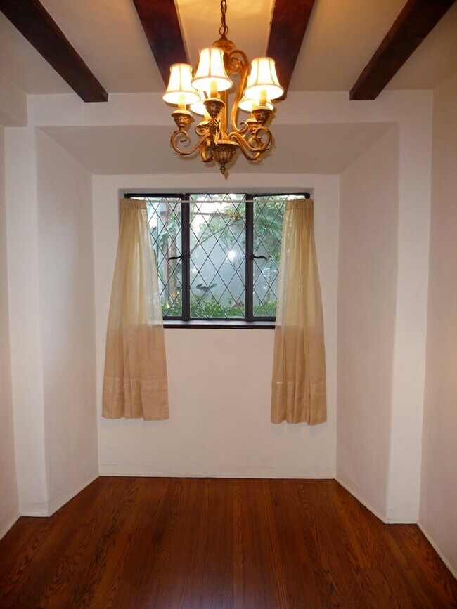 Building Photo - 2057 N Las Palmas Ave